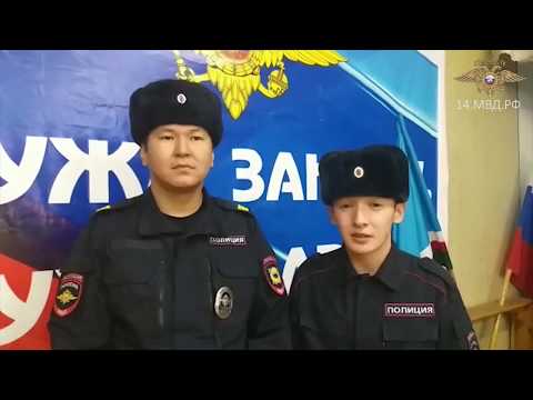 В Якутии двое полицейских эвакуировали жителей из загоревшегося многоквартирного дома