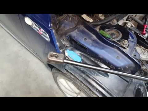 2004 MINI Cooper S: Replacing the bonnet/hood support struts