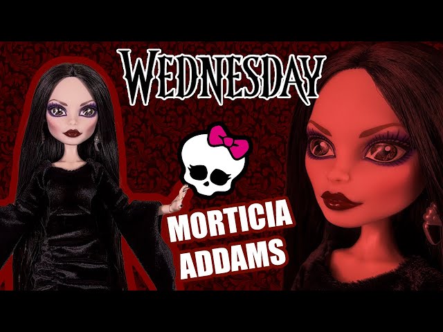 Vídeo relacionado con Monster High Miércoles Muñeca y Accesorios, muñeca Coleccionable de Miércoles Addams con el Uniforme de la Academia Nevermore, Cosa y una Mochila, con peana para la muñeca, HXJ04