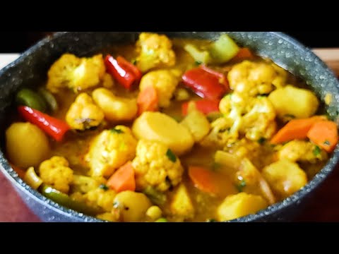 VEGETARIAN CURRY w / POTATOES and CAULIFLOWER | VEGAN CURRY RECIPE