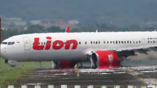 preview picture of video 'Lion Air Boeing 737-900ER PK-LHM Landing di Bandara Internasional Adi Sumarmo Surakarta'