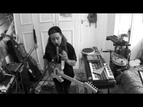 TASH SULTANA - SYNERGY (LIVE BEDROOM RECORDING)