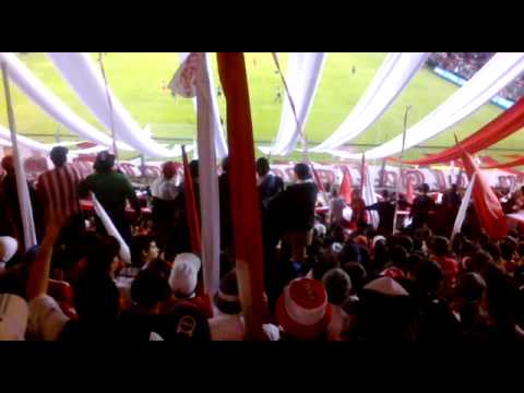 ""Dale dale dale roooo..." + "Vamo a matar un bostero..."" Barra: La Barra del Rojo • Club: Independiente