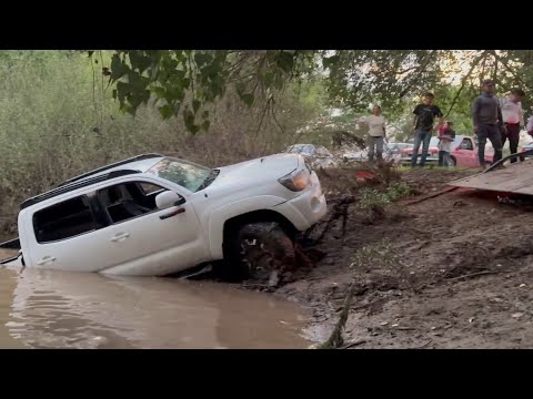 En el rescate de una Tacoma que se llevó el río 