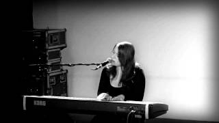 Lisa Cuthbert - live in Hamburg - My Material Girl / Rehab (Bonus Video 1/3)
