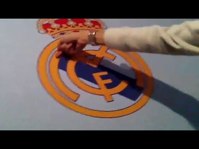 Vídeo relacionado con Adhesivo de pared de vinilo con licencia del Real Madrid, grande (130 cm de ancho x 80 cm de alto), escudo blanco sobre gris frío