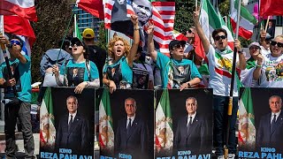 Iraner protestieren vor WM-Stadion vor Iran-Spiel