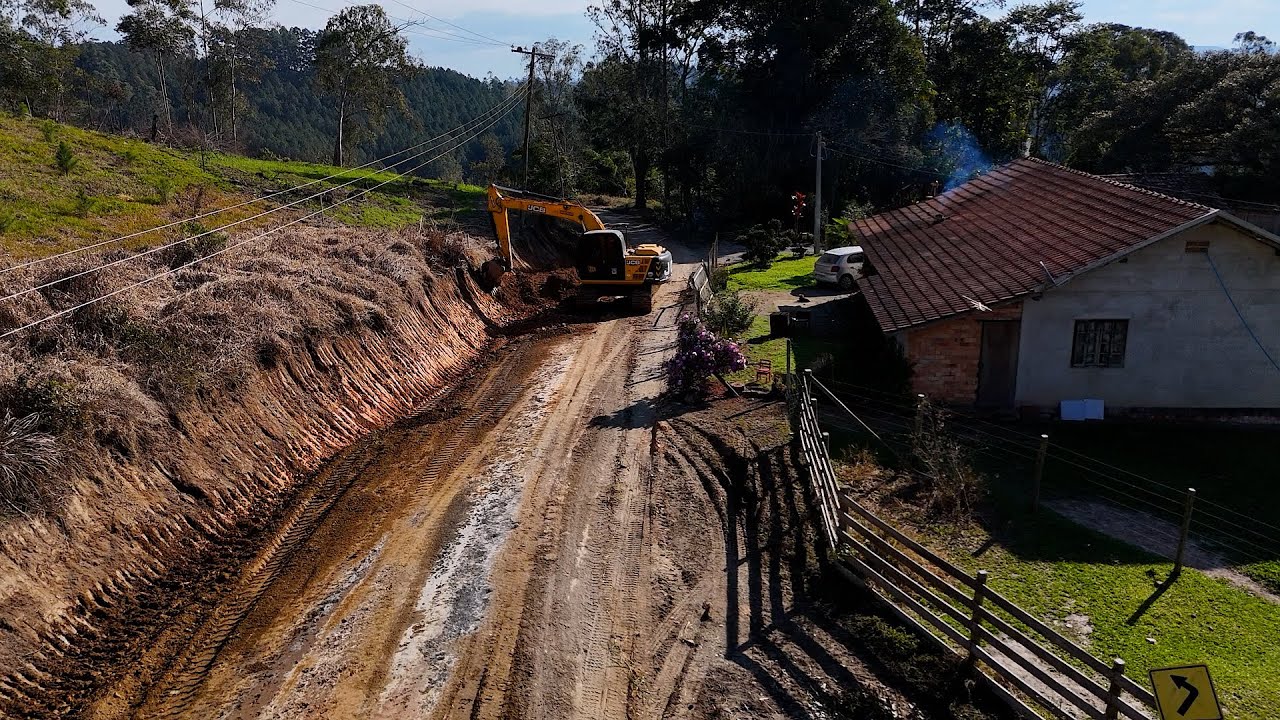 Estradas do interior recebem melhorias em Dona Emma