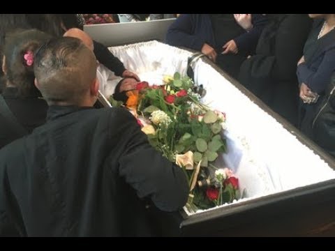 Obří pohřeb Věry Bílé (†64): Cigarety, peníze a kytky ji zasypaly v rakvi! Viděli jste v přímém přen