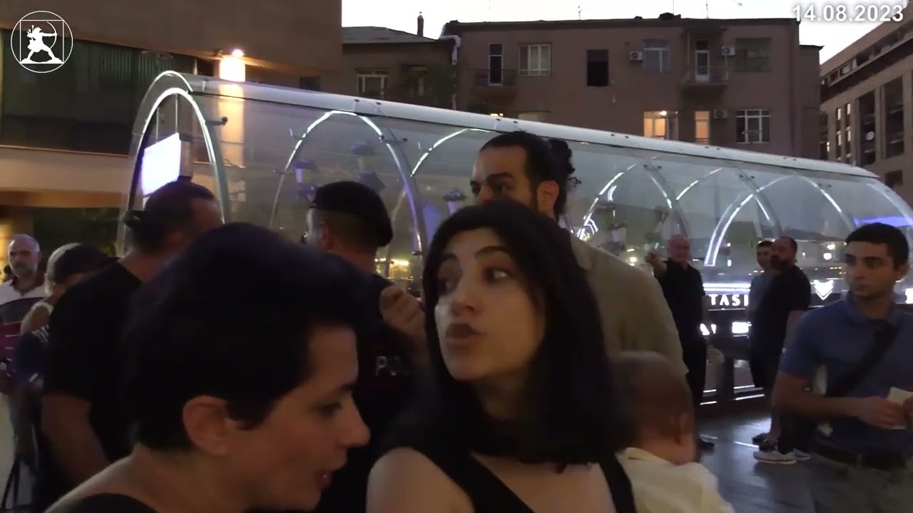 Անցորդներից մեկը Խաչատուր Սուքիասյանին անվանել է դավաճան, որից հետո՝ հայհոյել են քաղաքացուն