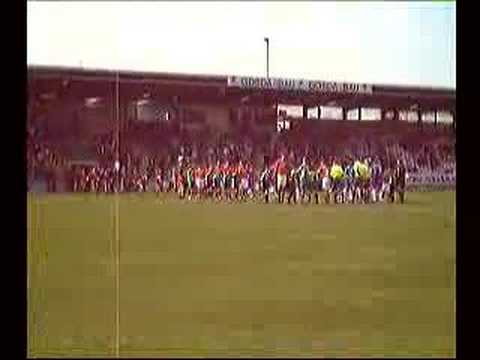 Einmarsch des RW Ahlen und der Kickers aus Emden