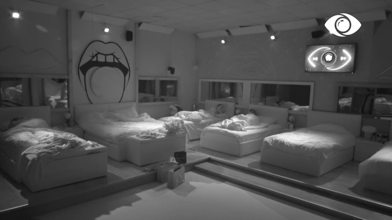 Kam nevojë për një përqafim/ Kiara përqafon Oltën