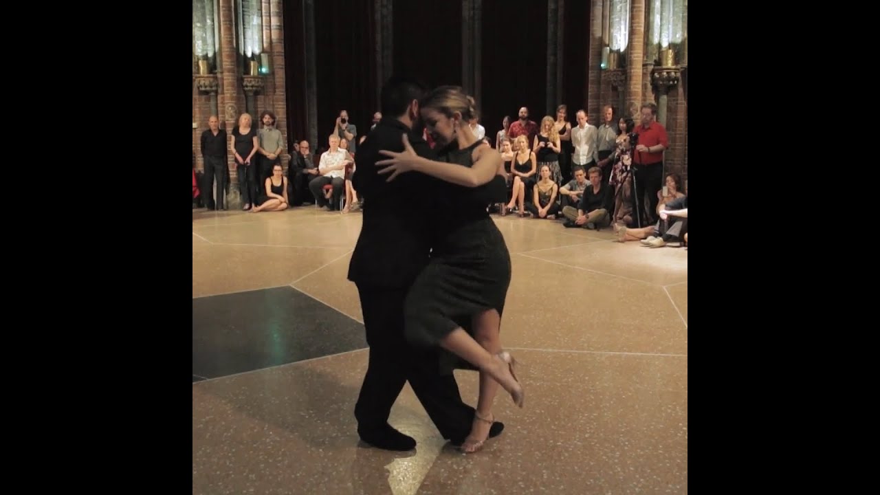 Noelia Hurtado & Carlitos Espinoza - Traje De Novia #TangoMoment