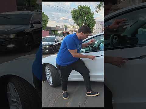 Como abrir a porta do Tesla sem pagar mico! 😂⚡