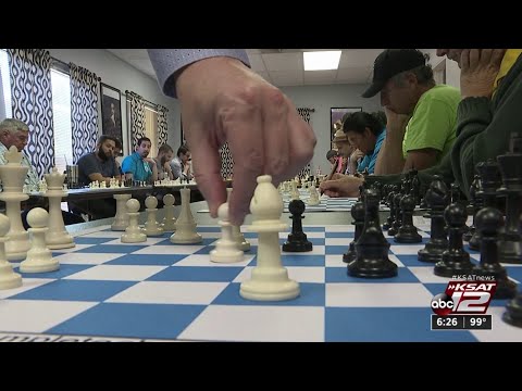 Chessmaster Nigel Short plays 26 opponents at Complete Chess in SA