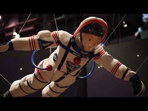 宇宙人と奇妙なシーン-「On Emotion」のデザイン-ウィンブルドンUALサマーショー (Spacemen and weird scenes - designing 'On Emotion' - Wimbledon UAL Summer Shows)