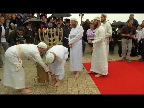 , title : 'شاهد: اليهود الإسرائيليون يستعدون للاحتفال بعيد الفصح'