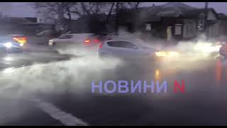 Горячая вода заливает проезжую часть в Николаеве: ухудшена видимость на дороге (видео)