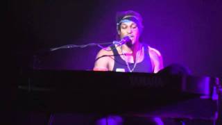 D&#39;Angelo - &quot;Me And Those Dreamin&#39; Eyes Of Mine&quot; &amp; &quot;Cruisin&quot; (Live @ Zénith Paris) [2012-01-29]