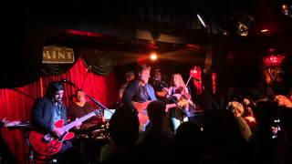 Russell Crowe singing "Folsom Prison Blues" with Alan Doyle