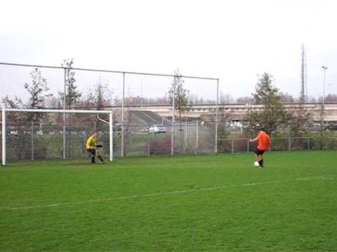Mike stopt een strafschop voor TOGR tegen Smitshoek