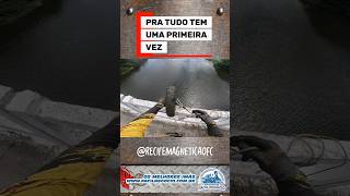 Uma roda de carro de mão.