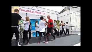 preview picture of video 'Wing Tzun Kampfkunstschule Dellbrück  Strassenfest Holweide 2014  Bühne  Teil 2/5 Lat Sao Kinder'