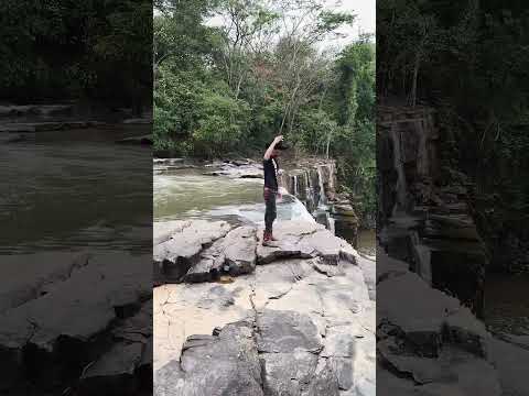 Miguel está na cachoeira Salto do Céu Mato Grosso