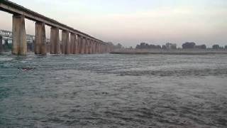 preview picture of video 'Praying at Narmada river Train and Road bridge Hosangabad Madhya Pradesh India'