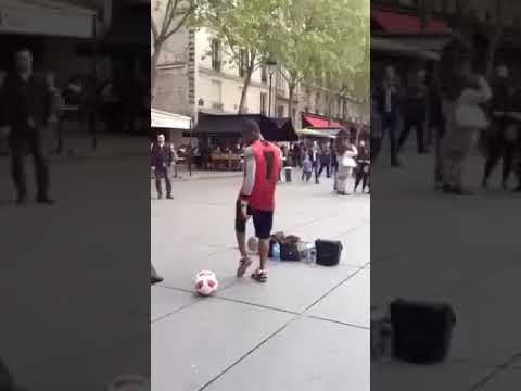 Guardate cosa fa questo ragazzo con il pallone...ASSURDO!!!
