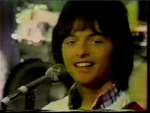 Rollers on Merv girls on stage Ian FULL CLIP