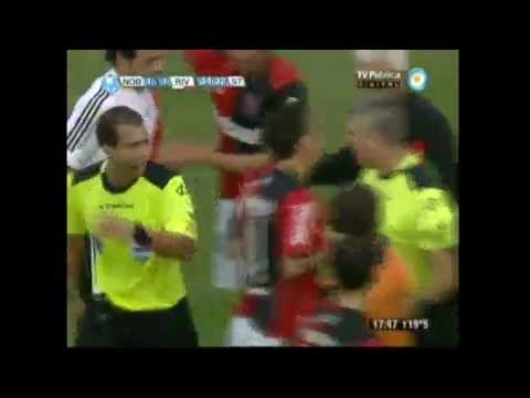 Gol anulado a Riber: mano del Chino Luna