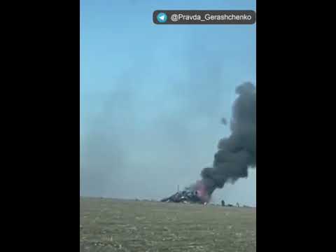 Rosyjskie Su-35 płonące na polu po zestrzeleniu przez siły ukraińskie