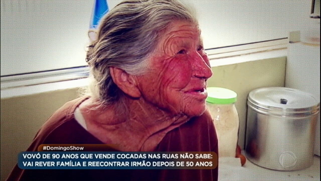 Vovó de 90 anos viaja de avião pela primeira vez para reencontrar irmão após 50 anos