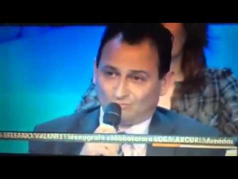 Tifoso della Roma dona sciarpa alla madre di Ciro Esposito