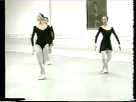 Petit battement sur lе cou de pied. (средина). 2 class. Galina Mezentseva.