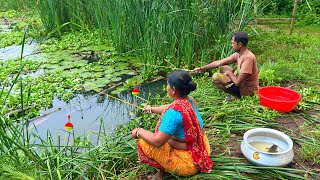 Download lagu Video memancing || Dua nelayan menggunakan umpan ikan di tepi kolam dan apa yang mereka tangkap mp3