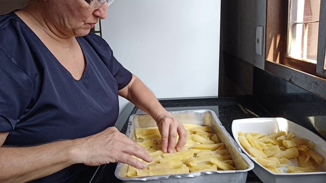 MANDIOCA CONGELADA APÓS SER COZIDA.