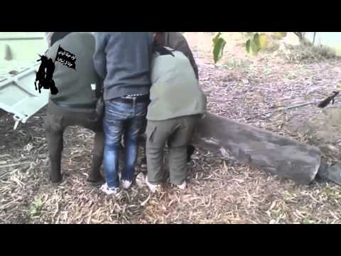 عناصر لواء خيالة الزيدي يقومون بإنتشال صاروخ الفيل ألقاه النظام على مدينة الشيخ مسكين في ريف درعا