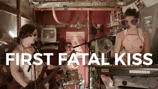 First Fatal Kiss - Es muss eskalieren (Küchen Session)