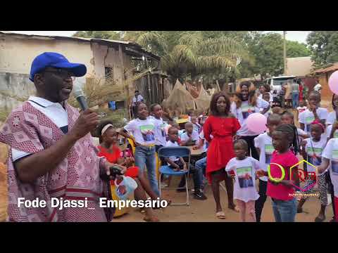 Crianças de Quelele e Mindara em Bissau recebem prendas de Natal.