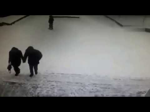 Шли подавать заявление в ЗАГС...