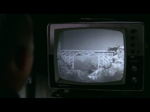 Vad ser Garbo (Hans Alfredson) på tv i "Att angöra en brygga"?