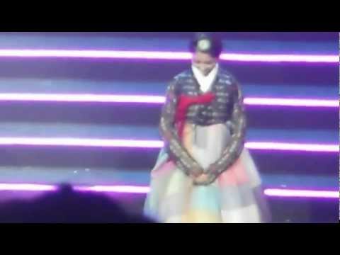 120623 MBC Concert London - 4Minute in Hanboks - Jihyun and Sohyun