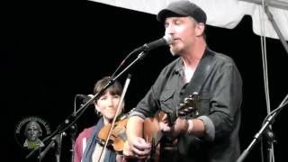 Peter Mulvey sings: &#39;Jesus Wants to Take Your Guns Away&#39;