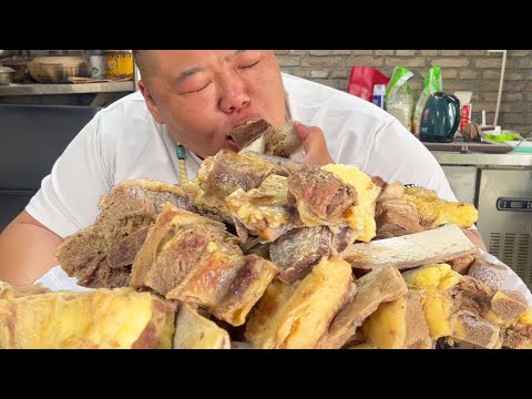 Brother Monkey stews yellow fat beef. This steak is paired with chives and it’s so delicious to chew