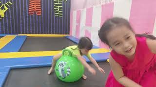 Bé Min đi khu vui chơi tại siêu thị Coop Mart Bình Thuỷ Cần Thơ giá rẻ đầy đủ các loại trò chơi