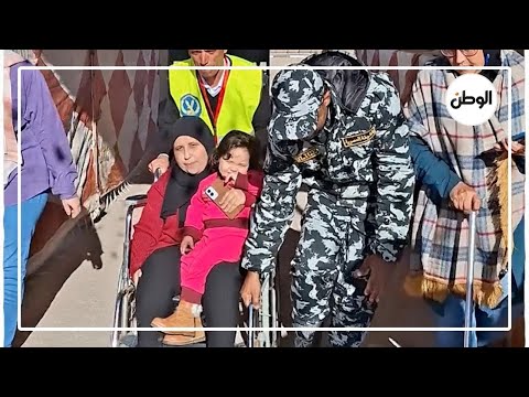 رجال الشرطة تساعد سيدة مريضة للإدلاء بصوتها بلجنة مدرسة الشهيد عمرو شكري بمدينة طور سيناء