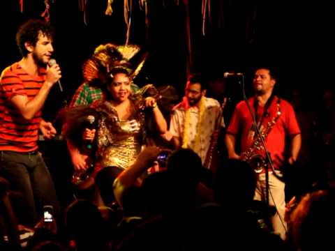 Móveis Coloniais de Acaju + Gaby Amarantos - "Xirley (Zé Cafofinho)"