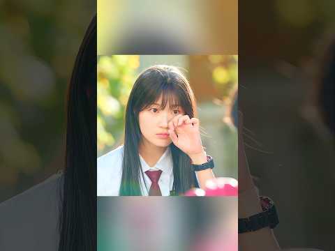 El balonazo fue tan fuerte que le hizo recordar su vida pasada. ⚽🧠